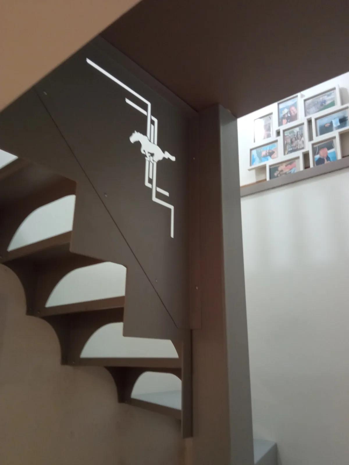 Escalier métallique gris avec des marches suspendues créant un effet flottant.