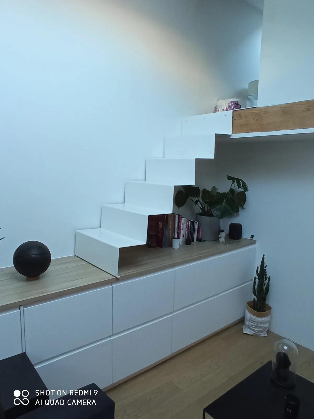 Escalier blanc en métal avec des marches spacieuses et un design minimaliste.