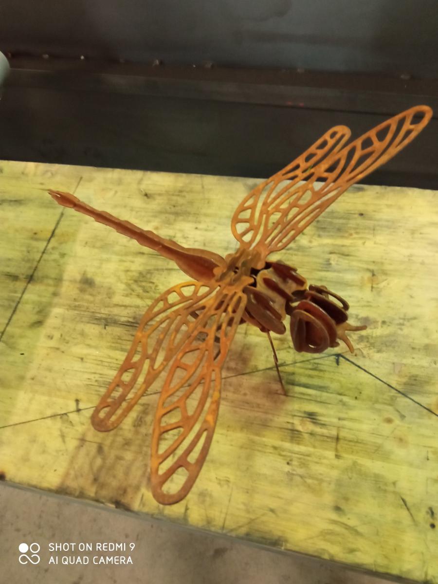 Insecte en métal sculpté, création artistique en métal