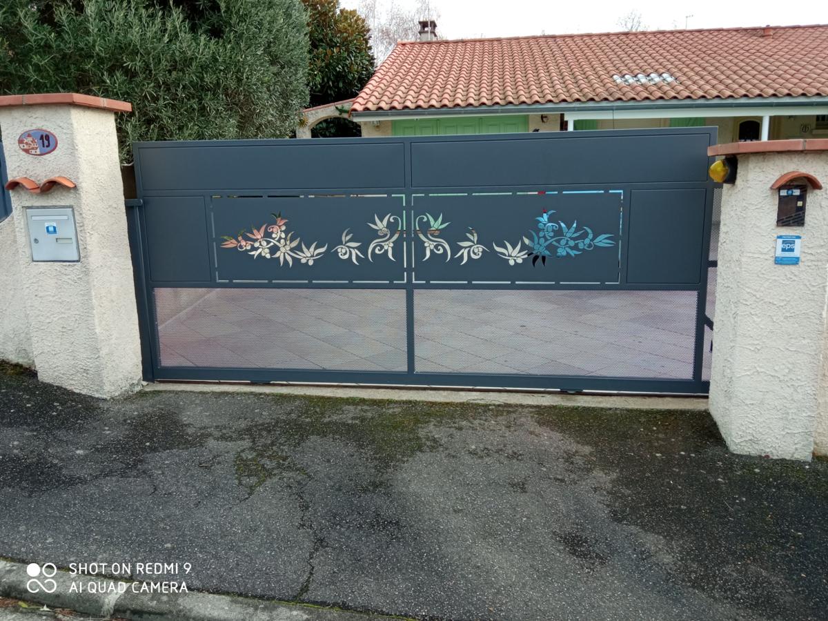 Portail en métal personnalisé avec motifs décoratifs