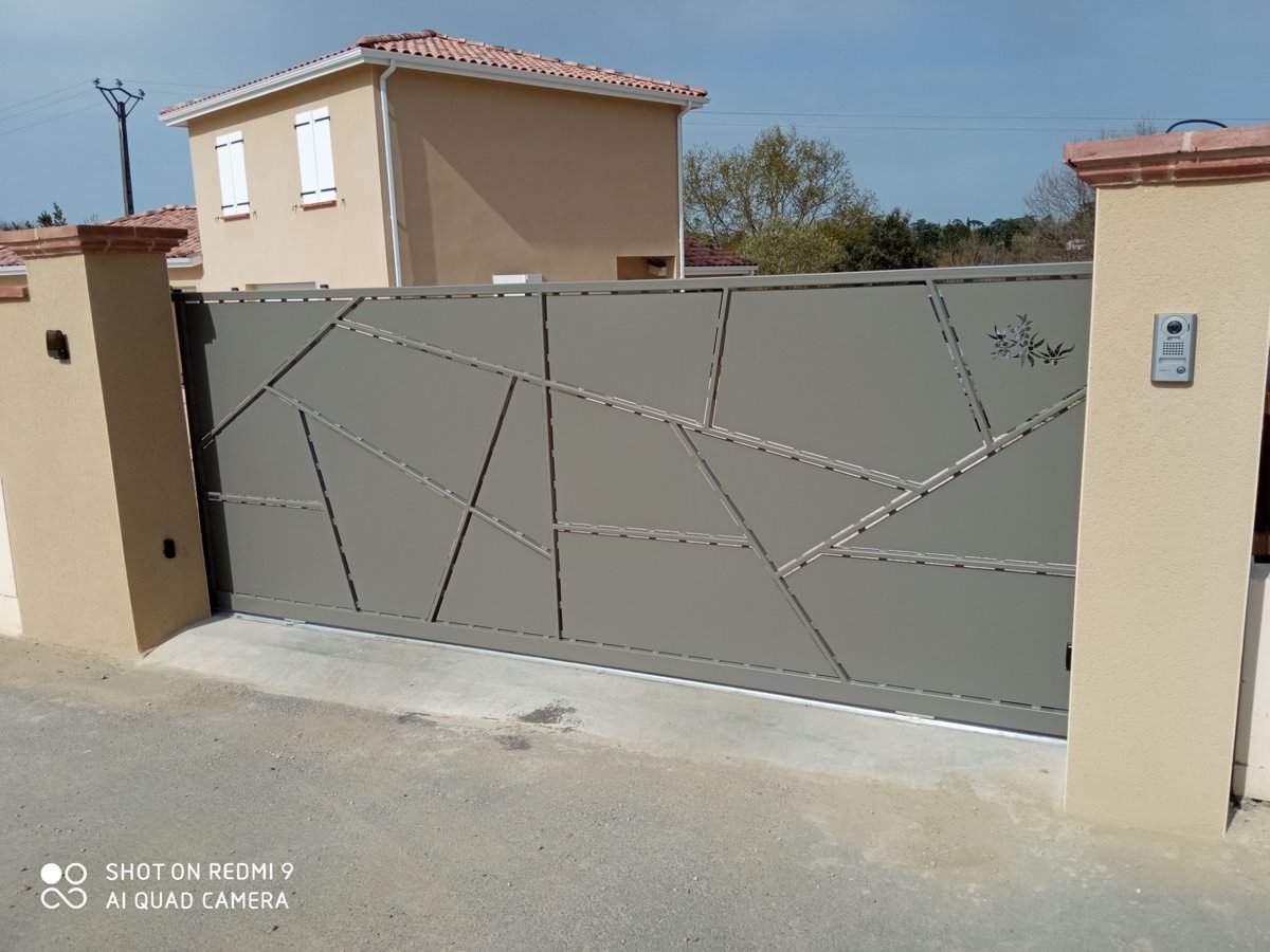 Portail en métal sur mesure installé à Balma par B.G.T.I., avec un design géométrique et une finition thermolaquée durable