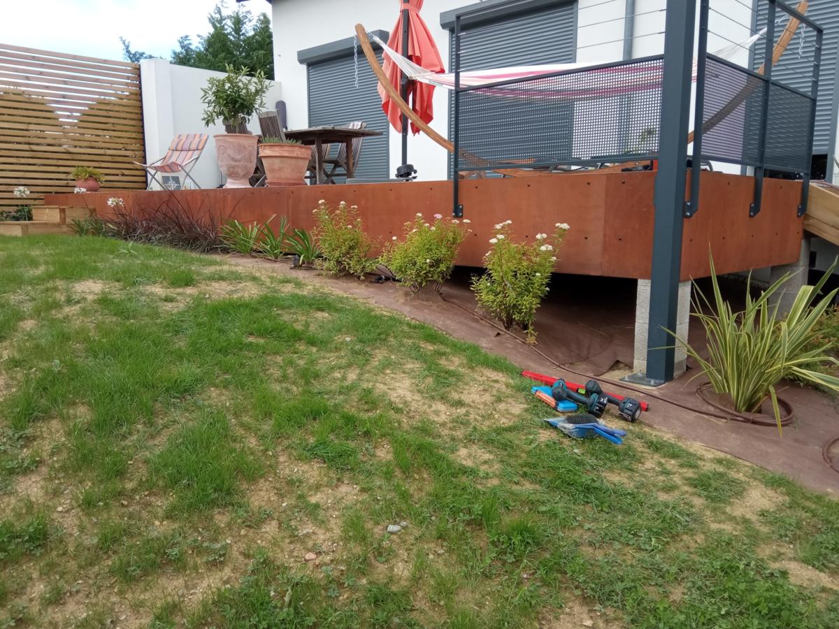 Terrasse en métal pour aménagement extérieur moderne