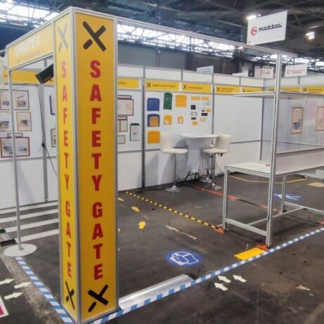 Stand Orgatex Safety Gate : Sécurité et Marquage Industriel Stand Orgatex avec colonne jaune SAFETY GATE, marquages au sol industriels et zone de démonstration de sécurité.